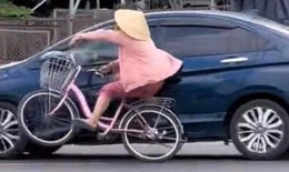 Đ&#227; x&#225;c minh được th&#244;ng tin người phụ nữ chạy xe đạp hồng đi ngược chiều, va chạm với &#244; t&#244;