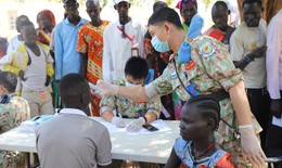 Bác sĩ 'mũ nồi xanh' Việt Nam khám bệnh miễn phí cho người dân ở Bentiu, Nam Sudan