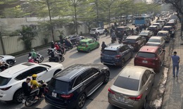Người Hà Nội chật vật, xếp hàng dài chờ đăng kiểm ô tô