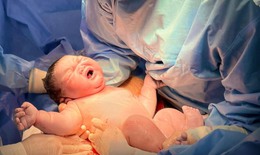 TPHCM: Bé trai chào đời nặng 5,8kg khiến bác sĩ đỡ "mỏi tay"