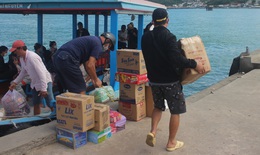 Khánh Hoà: Vượt sóng mang nhu yếu phẩm ra các làng đảo