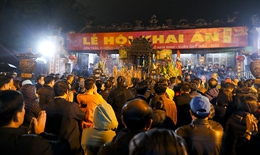 Sau nghi lễ khai ấn, người dân ùa vào đền Trần dâng hương lúc nửa đêm