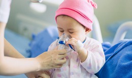Trẻ mắc viêm phế quản phổi khi trời nồm ẩm, trị thế nào?