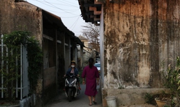 Nhiều hộ dân gần nửa thế kỷ 'sống treo' bên di tích ở Huế: Đơn vị quản lý di tích nói gì?
