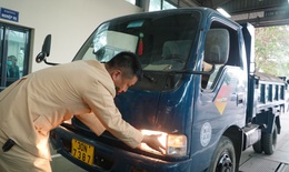 Tài xế xe tải ‘toát mồ hôi’ khi thấy CSGT tham gia đăng kiểm phương tiện