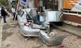Kinh hãi cuộn thép hàng chục tấn rơi từ xe container đè bẹp ô tô con