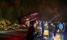 Tai nạn xe khách ở Hòa Bình, 1 người chết, 12 người bị thương