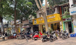 Vỉa hè vẫn bị lấn chiếm giữa lúc Hà Nội thực hiện "tổng chiến dịch" giành lại không gian cho người đi bộ