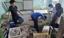 Tạm giữ gần 600 kg g&#224; đ&#244;ng lạnh, b&#242; vi&#234;n, r&#226;u bạch tuộc... kh&#244;ng r&#245; nguồn gốc xuất xứ