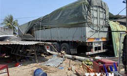 Khánh Hòa: Ống thép trên xe tải văng xuống đường gây tai nạn liên hoàn