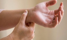 Khớp cổ tay có tiếng kêu lục cục, lạo xạo kèm theo đau nhức… thận trọng với thoái hóa khớp