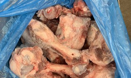 Xử phạt chủ hộ kinh doanh gần 1 tấn xương lợn, chân gà rút xương "bẩn"