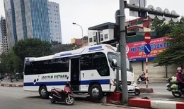 Mất lái, xe 24 chỗ tông thẳng dải phân cách cầu vượt Lê Văn Lương