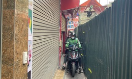 Người Hà Nội khổ sở 'luồn lách' qua con đường chỉ vừa một xe máy