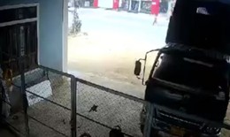 Video: Người phụ nữ băng qua đường bị xe máy tông tử vong thương tâm