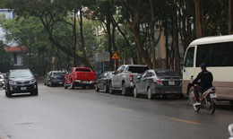Xử lý thế nào vụ hàng chục ô tô bị chọc thủng lốp khi đỗ trên vỉa hè khu Linh Đàm