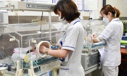 Hai bé sinh non song sinh nặng 1,4 kg được nuôi dưỡng thành công