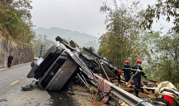 Lật xe chở gỗ tr&#234;n quốc lộ khiến 2 người tử vong