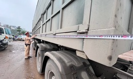 Xe chở cát vàng quá tải trên đường phố Hà Nội bị xử lý