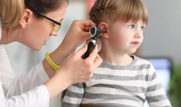 Bệnh trầm trọng, mắc thêm nấm tai... do dùng thuốc theo mách bảo trị viêm tai giữa cho trẻ