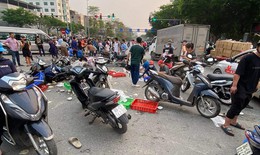 Khởi tố, bắt giam tài xế ô tô tông 17 xe máy ở Hà Nội