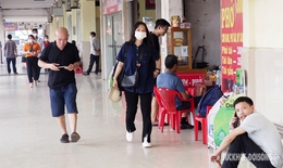 COVID-19 tại Hà Nội đang tăng, người dân vẫn lơ là đeo khẩu trang nơi công cộng