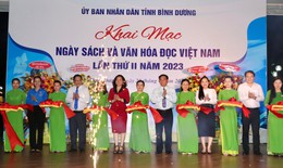 Đông đảo bạn đọc tham quan triển lãm Tuần lễ Sách tại Chợ đêm và Phố đi bộ Bạch Đằng
