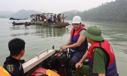 Tìm thấy 2 thi thể vụ lật thuyền chở 7 người trên sông Lô