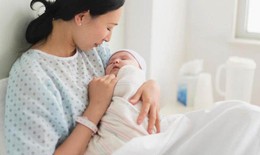 Nhiều phụ nữ bị nhiễm trùng "chỗ ấy" do thói quen kiêng tắm gội sau sinh