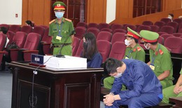 Dì ghẻ Quỳnh Trang lạnh lùng, bố V.A cúi đầu trước giờ xét xử