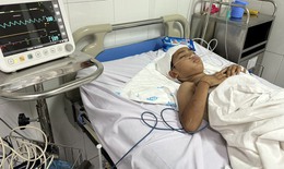 Xót thương bé trai dân tộc Thái chấn thương nặng, hôn mê sau tai nạn xe lao xuống vực cùng ông nội