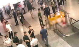 Nam hành khách rơi từ tầng 3 xuống đất tại sân bay Nội Bài