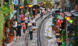 Hà Nội yêu cầu doanh nghiệp lữ hành không tổ chức tour đến phố 'cà phê đường tàu'