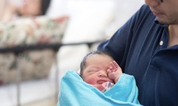 Đề xuất nam giới cũng được nghỉ thai sản 6 tháng: Người dân mừng, bảo hiểm xã hội lo
