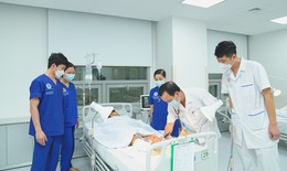 Bất cẩn trong lúc sửa máy ép vải, người đàn ông bị đứt lìa cả hai cẳng chân