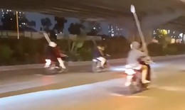 Hàng trăm 'quái xế' lạng lách, đánh võng trong đêm ở Hà Nội