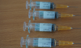 Đình chỉ 2 cán bộ tiêm vaccine 6 trong 1 hết hạn