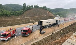 Xe container chở hoa quả bốc cháy dữ dội trên cao tốc Cam Lộ-La Sơn