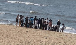 C&#249;ng bạn ra biển chơi, một học sinh đuối nước tử vong