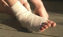 Đánh bóng chuyền, người đàn ông đứt gân Achilles