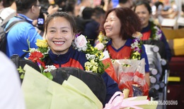Người hâm mộ vây kín chờ đón HLV Mai Đức Chung và các cô gái vàng tuyển Việt Nam