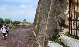 Kỳ đ&#224;i Kinh th&#224;nh Huế bị người tham quan viết, vẽ bậy khắp nơi