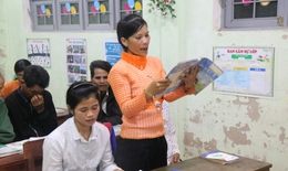 Lớp học ở nơi người lớn tập đánh vần