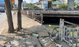 Hà Nội: Lan can bảo vệ tại nhiều bờ sông xuống cấp nghiêm trọng