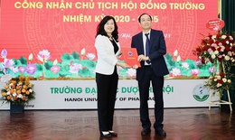 Trao quyết định công nhận Chủ tịch Hội đồng trường ĐH Dược Hà Nội