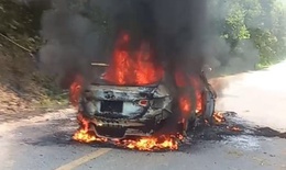 Ô tô bốc cháy giữa nắng nóng 40 độ, 5 người trong gia đình may mắn thoát nạn