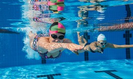 Bơi lội mùa nóng giúp giảm đau ở người bệnh thoát vị đĩa đệm cột sống