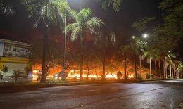 Lửa cháy rực trong đêm ở chợ tự phát, nhiều ki ốt và ô tô bị thiêu rụi