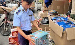 Một tiểu thương ở Hà Nội mua trôi nổi hàng nghìn đồ chơi nhập lậu về bán kiếm lời