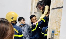 4 học sinh mắc kẹt trong thang máy hoảng loạn kêu cứu